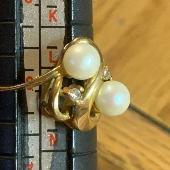 10kt Gold Pearl and Diamond 💎 Accent Ring. Stunning ring! - Picture 7 of 7